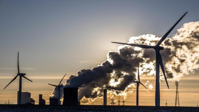 En attendant la COP28, une nouvelle étude décrit une transition énergétique complexe, controversée et non linéaire